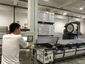 7331548762537781.jpg 篷房型材專用大型數(shù)控加工中心.jpg